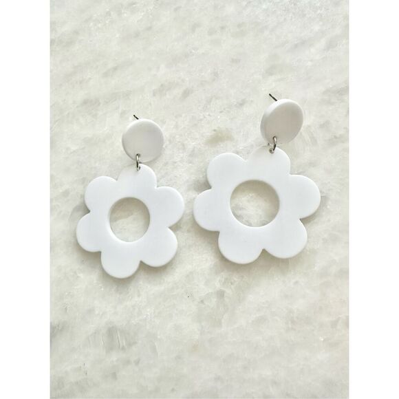 White flower mod dangle earrings - Picture 1 of 2